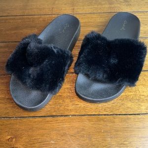 Qupid Women Black Faux Fur Slide Casual Lounging Trendy Furry Slipper